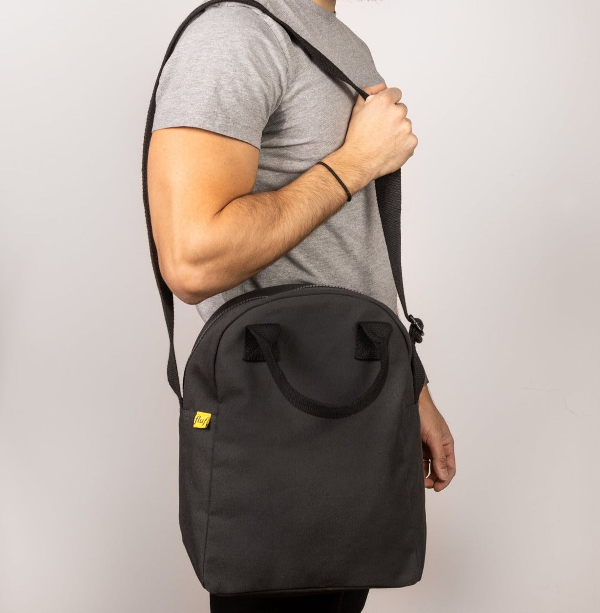 man holds on shoulder Modern Picnic Lunch Bag, carbon color 