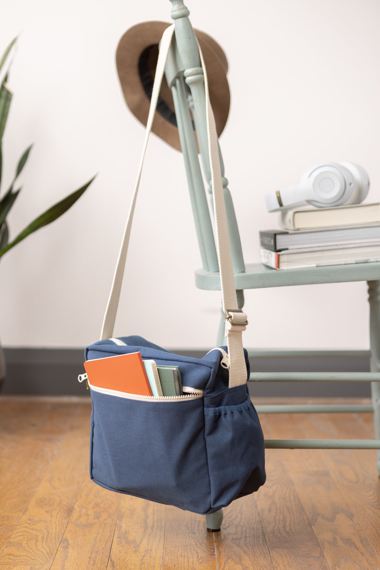 Classic navy crossbody lunch bag box with pockets